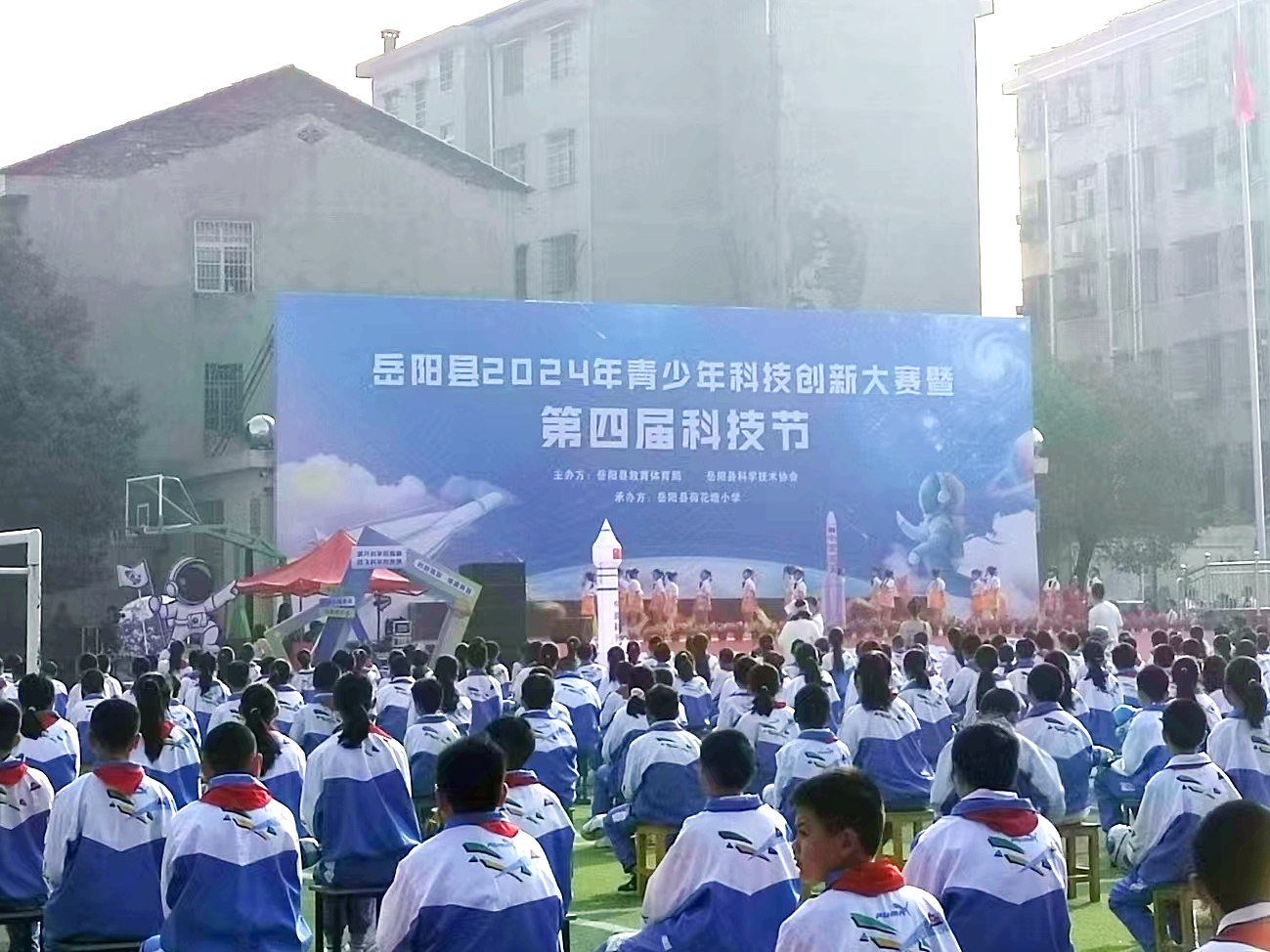 开云手机web版登录入口宣传车亮相“岳阳县2024年青少年科技创新大赛暨第四届科技节”